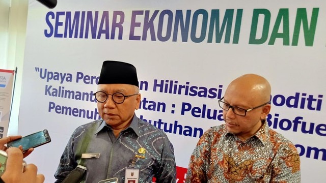 Sekda Provinsi Kalsel Abdul Haris (kanan) dan Kepala BI Perwakilan Kalsel, Herawanto (kiri) di sela diskusi hilirisasi produk kelapa sawit, Jumat 5 Juli 2019. Foto: Donny Muslim/banjarhits.id