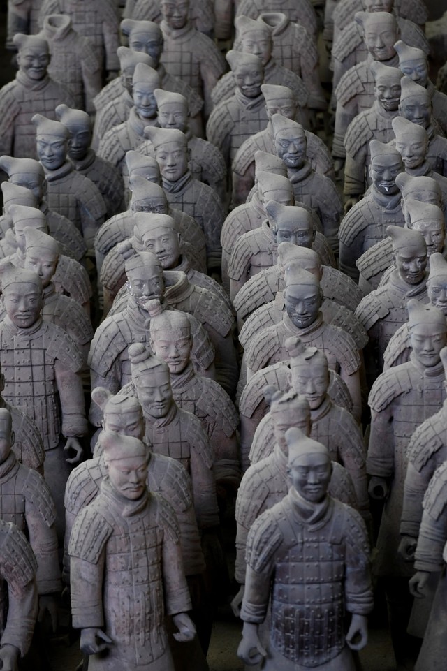 Barisan patung prajurit yang ada di Museum Prajurit Terakota di Xi'an, Shaanxi, China, Jumat (5/7). Foto: ANTARA FOTO/Zabur Karuru