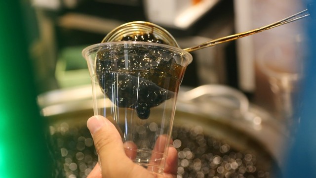 Ilustrasi pedagang menuangkan Boba. Foto: Getty Images