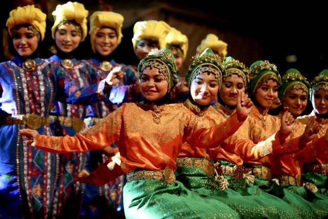 Penari tradisional Aceh di acara pembukaan Festival Kuliner Aceh 2019. Foto: Suparta/acehkini