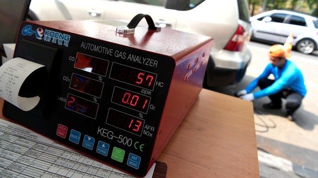 Petugas Sudin Lingkungan Hidup DKI Jakarta melakukan uji emisi kendaraan bermotor di kawasan Lapangan Banteng, Jakarta, Sabtu (6/7). Foto: ANTARA FOTO/Galih Pradipta