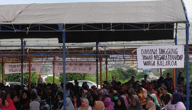 Ribuan Warga Balaroa korban bencana gempa, likuifaksi dan kebakaran, menghadiri rapat akbar yang digelar Forum Korban Gempa Bumi dan Likuefaksi Kelurahan Balaroa Kecamatan Ulujadi, di Sport Center Kelurahan Balaroa, Kecamatan Palu Barat, Kota Palu, Sabtu (2/2/19). Foto: Istimewa