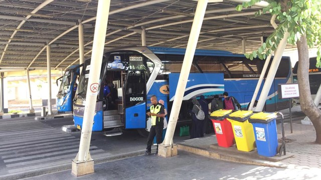 Suasana terminal bis Damri di Bandara Soekarno Hatta pada Sabtu (6/7) siang. Foto: Andesta Herli/kumparan