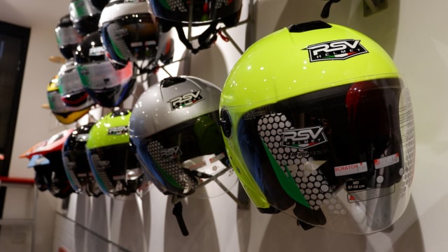 Helm open face di RSV Store Foto: Aditya Pratama Niagara/kumparan