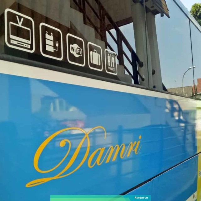 Bus Damri di Terminal Rawamangun, Jakarta Timur yang kembali beroperasional pasca aksi mogok. Foto: Aprilandika Pratama/kumparan