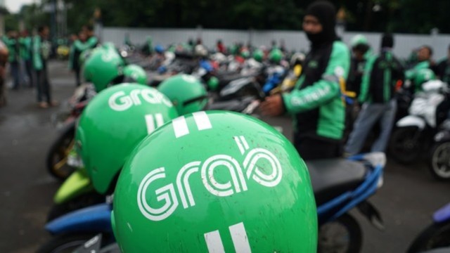 Helm pengemudi ojol GrabBike di motor. Foto: Aditia Noviansyah/kumparan