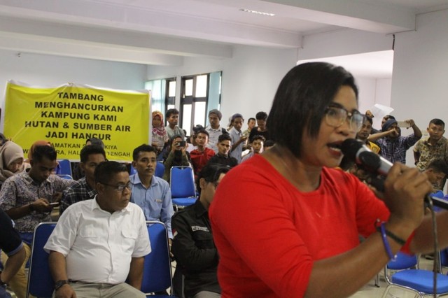 Yuli Pina saat berbicara di hadapan panelis SImposium Regional Pertambangan Maluku Utara. Foto: Rizal Syam/cermat