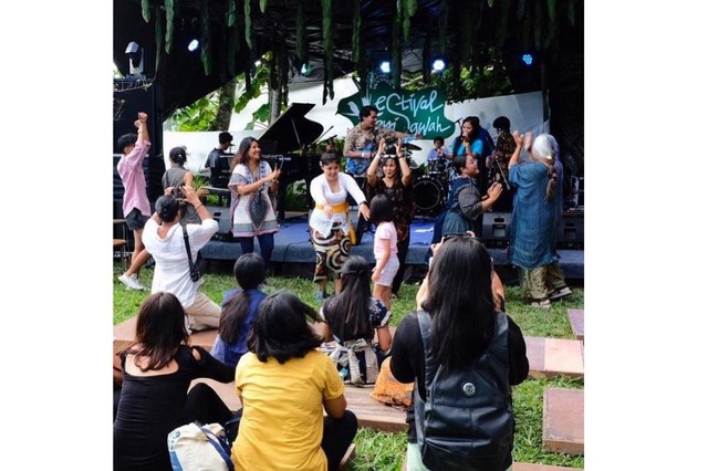 Anak-anak pun diajak menari bersama dalam setelah mengikuti workshop musik jazz (kanalbali/RLS)
