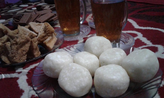 Jintul, makanan khas Tegal yang biasa dinikmati bersama tahu dan teh hangat. (Foto: Bentar)