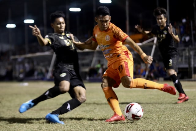 Irvan (orange) pemain Persiraja Banda Aceh berusaha melewati pemain Cilegon United. Foto: Suparta/acehkini