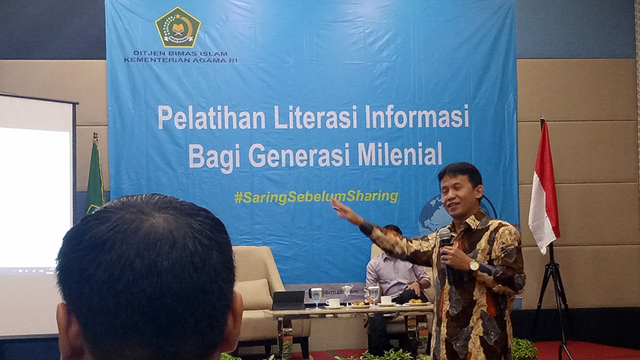 Prof Oman Faturahman berhasil membuka mata saya, bahwa budaya tulis Indonesia sudah sangant tua