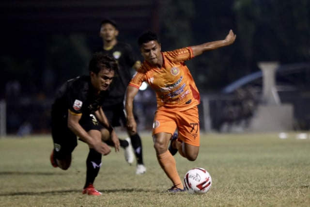 Defri Rizki (oranye) berusaha melewati pemain bawah Cilegon United FC. Foto: Suparta/acehkini 