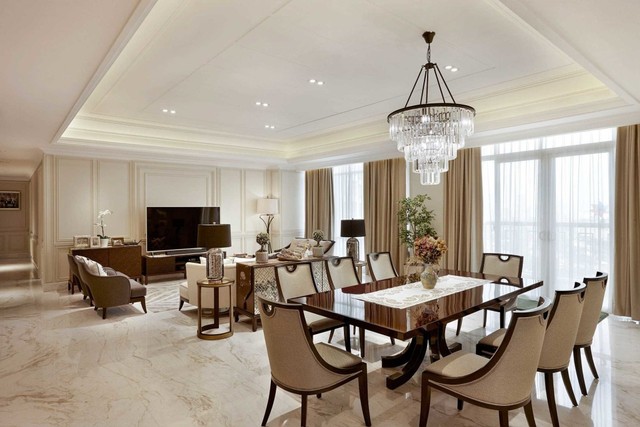 Ruang makan klasik di proyek desain Botanica Apartment karya Hyde Living, via: arsitag.com