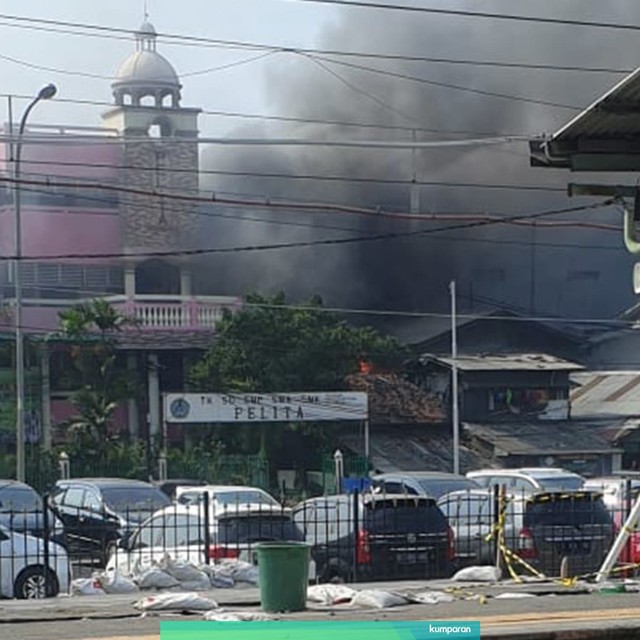 Kebakaran yang terjadi di perumahan belakang stasiun duri. Foto: Fuazi/kumparan
