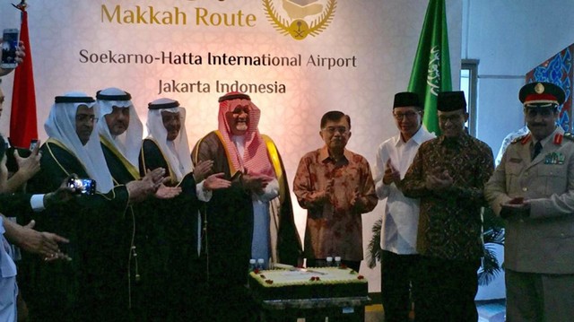 Wakil Presiden JK bersama Dubes Arab Saudi untuk Indonesia Esam Abid Al Thagafi didampingi Menag Lukman Hakim Saifuddin dan Gubernur DKI Jakarta Anies Baswedan memotong kue saat memberangkatkan jamaah haji kloter pertama embarkasi Jakarta di Bandara Soekarno Hatta, Minggu (7/7). Foto: Fachrul Irwinsyah/kumparan