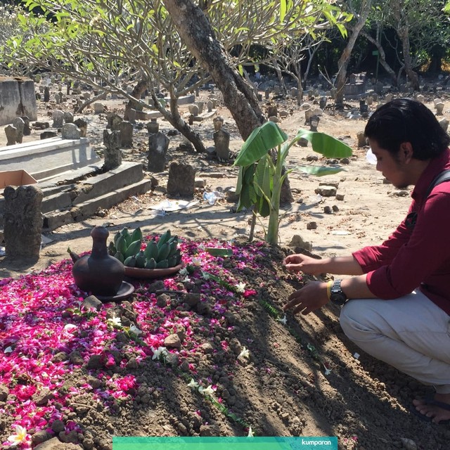 Makam pendaki Bukit Piramid, Bondowoso, Thoriq Rizky Maulidan di Dusun Nyamplung, Desa Wonokalang, Kecamatan Wonoayu, Kabupaten Sidoarjo, Jawa Timur. Foto: Yuana Fatwalloh/kumparan