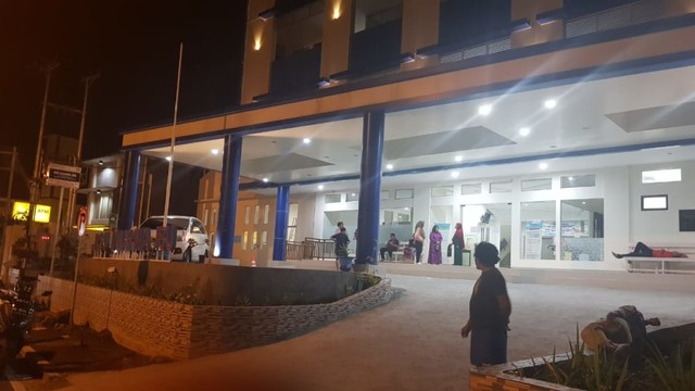 Suasana RS Dharma Ibu di Kota Ternate, Maluku Utara, usai gempa 7,1 Magnitudo, Senin (8/7). Foto: Cermat