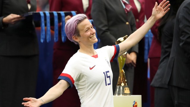 Gaya Rapinoe saat penyerahan trofi Piala Dunia Wanita 2019. Foto: REUTERS/Denis Balibouse