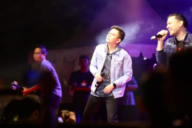 Personel Base Jam saat tampil di panggung malam penutupan Aceh Culinary Festival 2019 sebelum dibubarkan oleh sekelompok massa, Minggu (7/7). Foto: Suparta/acehkini