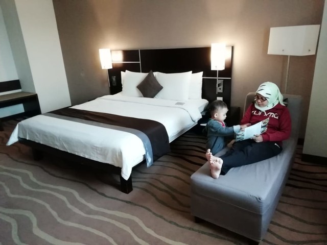 Executive Room Suite di Java Paragon Hotel and Residence Surabaya yang memiliki luas 50 meter persegi. Foto-foto : Basra