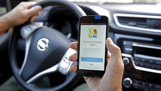 Ilustrasi buka aplikasi Google Maps di smartphone. Foto: Dado Ruvic/Reuters