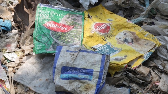 Tumpukan sampah impor di Tamansari, Karawang Foto: Muhammad Fadli Rizal/kumparan