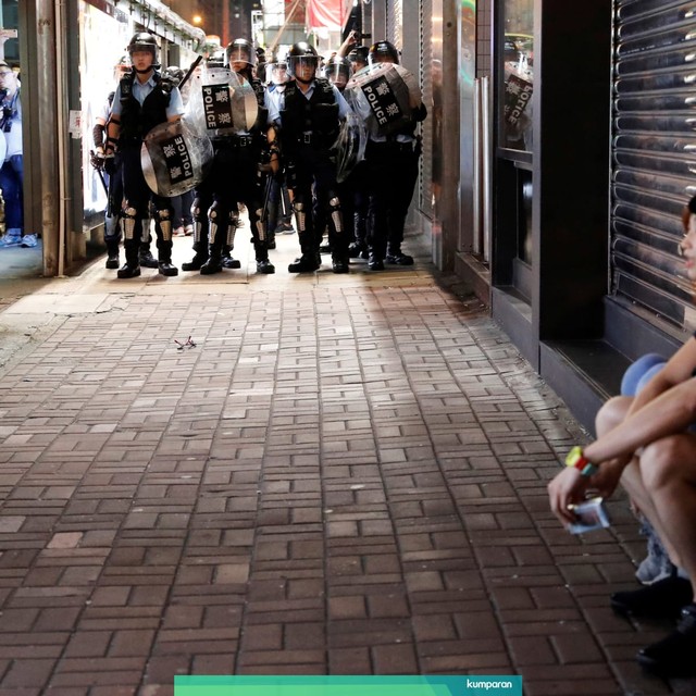 Polisi berjaga disekitar lokasi demonstran yang melakukan demo menolak Undang-undang Ekstradisi di Nathan Road dekat Mongkok, Hong Kong, China (7/7). Foto: REUTERS/Tyrone Siu