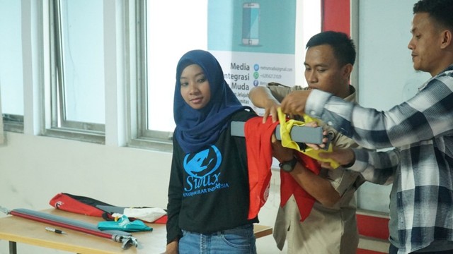Organisasi nonprofit yang fokus terkait masalah ular, Sioux Indonesia, menunjukkan ular. (Ananda Gabriel)