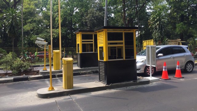 Pos Secure Parking di Kampus PNJ, Depok, Senin (8/7). Foto: Ferry Fadhlurrahman/kumparan