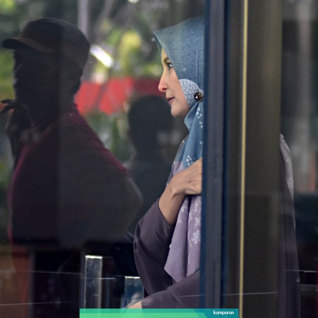 Artis Inneke Koesherawati berjalan usai menjalani pemeriksaan di gedung KPK, Jakarta, Senin (8/7). Foto: ANTARA FOTO/Indrianto Eko Suwarso