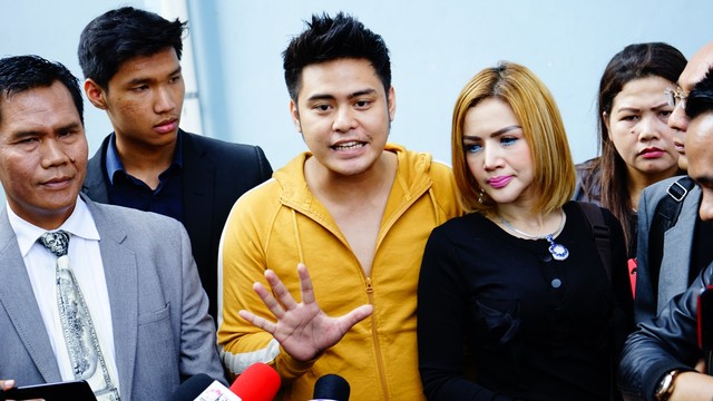 Artis Barbie Kumalasari dan Galih Ginanjar saat ditemui wartawan seusai mengisi acara di studio Trans Tv, Jakarta, Senin, (8/7). Foto: Ronny