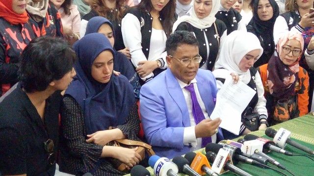 Sonny Septian, Fairuz A Rafiq dan Hotman Paris Hutapea menggelar konferensi pers di Komnas Perempuan. Foto: Aria Pradana/kumparan