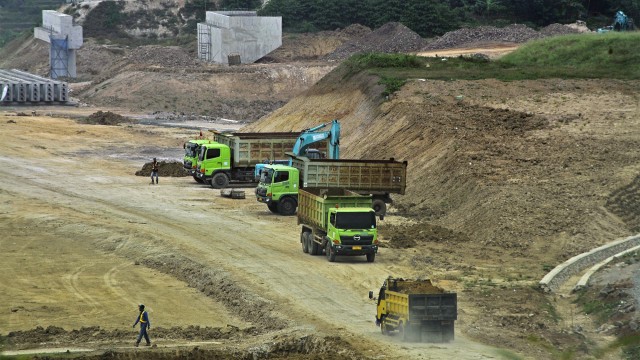 Sejumlah pekerja beraktivitas di area proyek pembangunan Jalan Tol Serang-Panimbang. Foto: ANTARA FOTO/Asep Fathulrahman