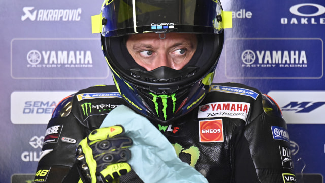 Valentino Rossi mengikuti sesi latihan bebas GP Jerman 2019 di Sachsenring. Foto: Tobias SCHWARZ/AFP