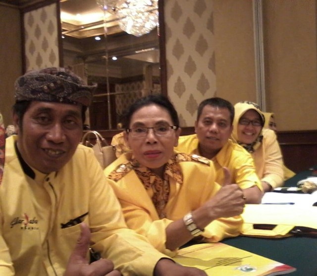 Mantan Ketua DPD Golkar Kota Cirebon, Toto Sunanto (paling kanan). (Dok.istimewa)