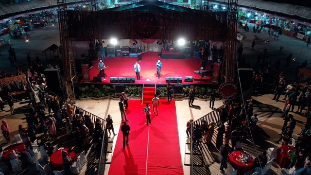 Penampilan grup musik Base Jam sebelum dihentikan sekelompok massa, di Taman Ratu Safiatuddin, Banda Aceh. Foto: Suparta/acehkini