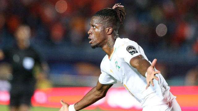 Wilfried Zaha saat membela Pantai Gading. Foto: Reuters/Suhaib Salem