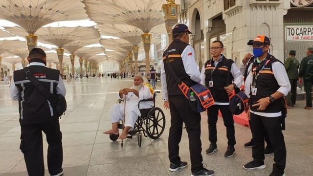 Petugas haji melayani jemaah Indonesia di Masjid Nabawi, Madinah. Foto: Denny Armandhanu/kumparan