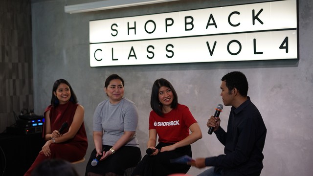 Dari kiri: Indah Hapsari, Co-Founder dan Head of Adviser Jouska Indonesia, Vita, salah satu pengguna Shopback serta Yolanda Margaretha, Head of Business Development ShopBack Indonesia saat acara ShopBack Class, Sabtu (6/7) di Jakarta. ShopBack Class kali ini menggangkat tema perencanaan keuangan dalam mempersipkan dana pendidikan anak. Acara ini merupakan acara berkala yang dilakukan ShopBack untuk memberikan pemahaman mendalam serta mengedukasi masyarakat terkait topik-topik yang sedang hangat.  