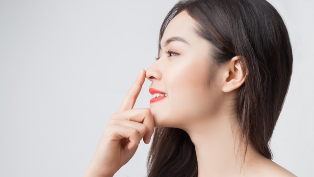 Ilustrasi perempuan memegang hidung. Foto: Shutter Stock