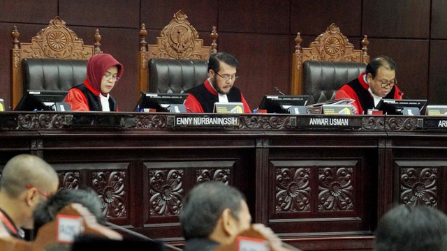 (Kiri-kanan) Hakim Konstitusi, Enny Nurbaningsih, Hakim Konstitusi, Anwar Usman dan Hakim Konstitusi, Arief Hidayat saat sidang sengketa Pemilu Legislatif 2019, di Mahkamah Konstitusi,Selasa (9/7). Foto: Helmi Afandi Abdullah/kumparan