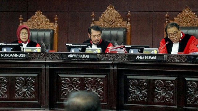 (Kiri-kanan) Hakim Konstitusi, Enny Nurbaningsih, Hakim Konstitusi, Anwar Usman dan Hakim Konstitusi, Arief Hidayat saat sidang sengketa Pemilu Legislatif 2019, di Mahkamah Konstitusi,Selasa (9/7). Foto: Helmi Afandi Abdullah/kumparan