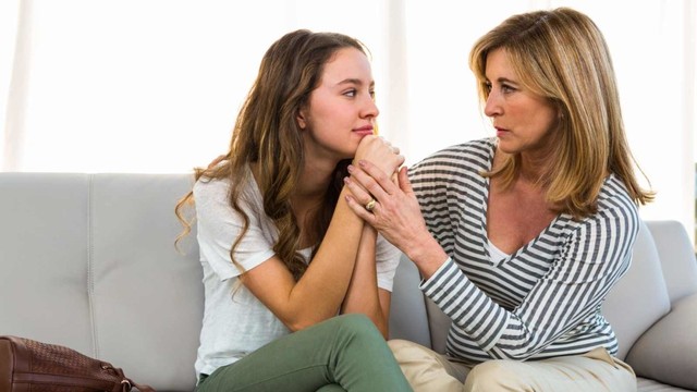 Ilustrasi komunikasi anak dengan orang tua. Foto: Shutterstock