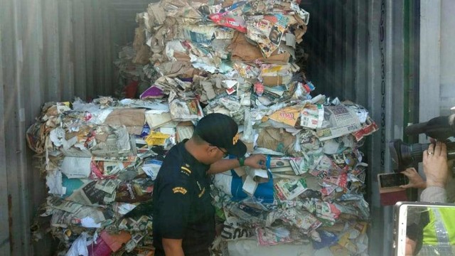 Sampah impor di Pelabuhan Tanjung Perak. Foto: Yuana Fatwalloh/kumparan