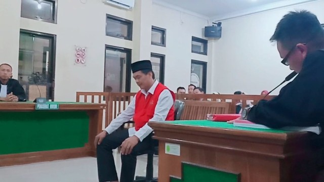 Mohammad Subkhan menjalani sidang putusan yang digelar di Pengadilan Negeri (PN) Brebes, Selasa (9/7). (Foto: Fajar Eko)