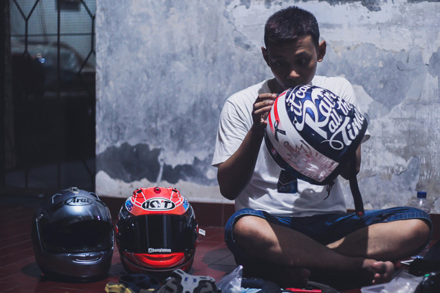 Proses melepas part pada helm Foto: Dok.Bangkit Jaya Putra/kumparanOTO