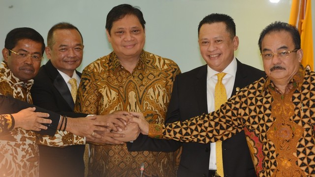 Airlangga Hartarto (tengah) bersama Bambang Soesatyo (kedua dari kanan). Foto: Antara/Wahyu Putro A