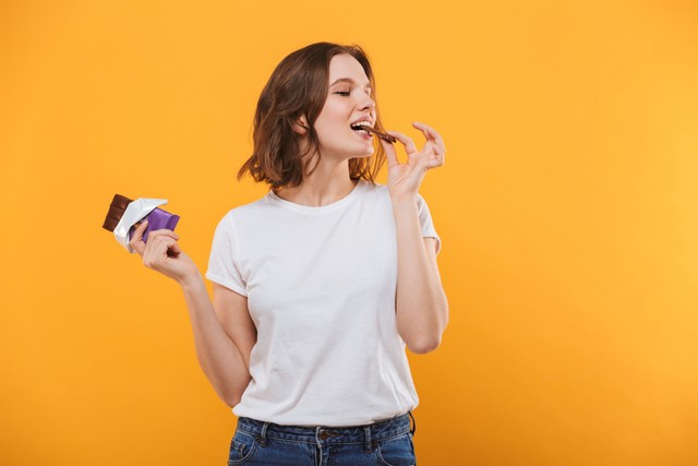 Ilustrasi makan cokelat Foto: Shutter Stock