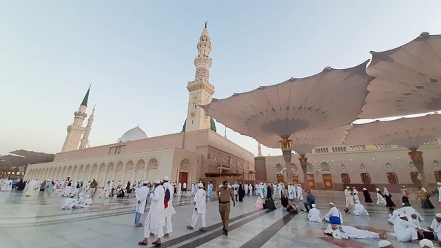 Suasana di Masjid Nabawi saat melakukan ibadah Arbain. Foto: Media Center Haji/Darmawan