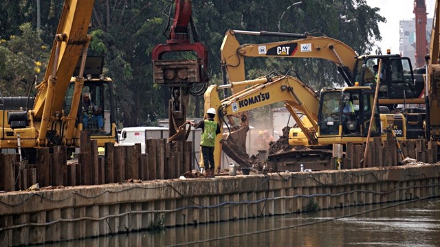 Pekerja sedang menyelesaikan pembangunan Tol Becakayu Sesi 2A, Selasa (9/7). Foto: Iqbal Firdaus/kumparan